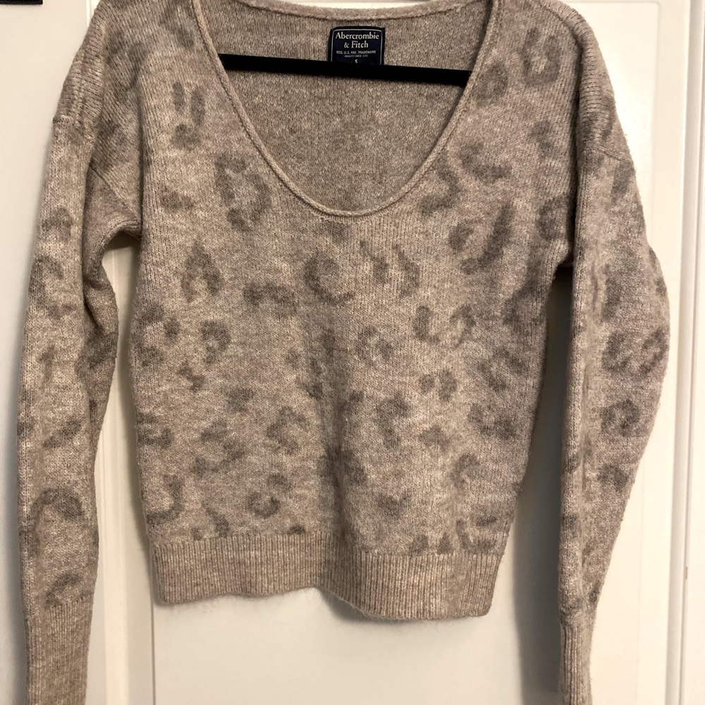 Look amazing this winter with this animal print abercrombie sweater size small